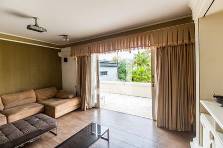 Casa de condomínio à venda com 750m², 5 quartos e 8 vagas Casa de condomínio à venda com 750m², 5 quartos e 8 vagasSala de TV