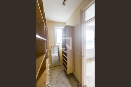 Casa de condomínio à venda com 750m², 5 quartos e 8 vagas Casa de condomínio à venda com 750m², 5 quartos e 8 vagasCloset da suíte da master 2