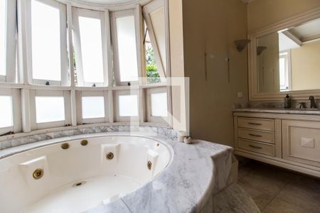 Casa de condomínio à venda com 750m², 5 quartos e 8 vagas Casa de condomínio à venda com 750m², 5 quartos e 8 vagasBanheiro da Suíte master