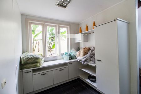 Casa de condomínio à venda com 750m², 5 quartos e 8 vagas Casa de condomínio à venda com 750m², 5 quartos e 8 vagasÁrea de Serviço