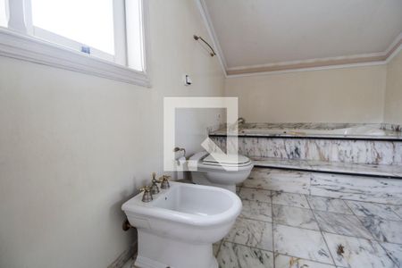 Casa de condomínio à venda com 750m², 5 quartos e 8 vagas Casa de condomínio à venda com 750m², 5 quartos e 8 vagasBanheiro da master 2