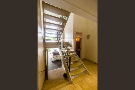 Casa de condomínio à venda com 750m², 5 quartos e 8 vagas Casa de condomínio à venda com 750m², 5 quartos e 8 vagasEscada