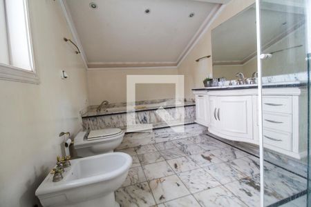 Casa de condomínio à venda com 750m², 5 quartos e 8 vagas Casa de condomínio à venda com 750m², 5 quartos e 8 vagasBanheiro da master 2