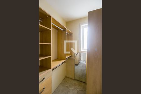 Casa de condomínio à venda com 750m², 5 quartos e 8 vagas Casa de condomínio à venda com 750m², 5 quartos e 8 vagasCloset da suíte da master 2