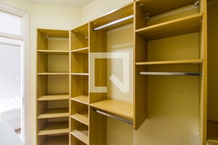 Casa de condomínio à venda com 750m², 5 quartos e 8 vagas Casa de condomínio à venda com 750m², 5 quartos e 8 vagasCloset da suíte 4