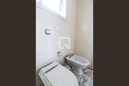 Casa de condomínio à venda com 750m², 5 quartos e 8 vagas Casa de condomínio à venda com 750m², 5 quartos e 8 vagasBanheiro da Suíte 4