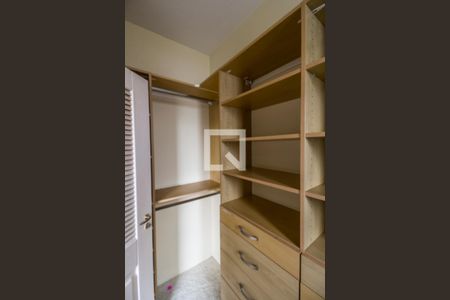 Casa de condomínio à venda com 750m², 5 quartos e 8 vagas Casa de condomínio à venda com 750m², 5 quartos e 8 vagasCloset da suíte da master 2