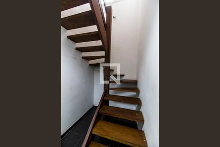 Casa de condomínio à venda com 750m², 5 quartos e 8 vagas Casa de condomínio à venda com 750m², 5 quartos e 8 vagasEscada