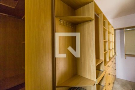 Casa de condomínio à venda com 750m², 5 quartos e 8 vagas Casa de condomínio à venda com 750m², 5 quartos e 8 vagasCloset da suíte 3