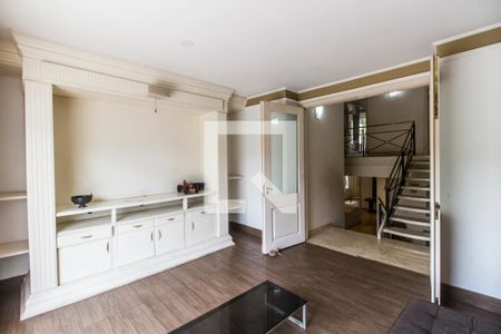 Casa de condomínio à venda com 750m², 5 quartos e 8 vagas Casa de condomínio à venda com 750m², 5 quartos e 8 vagasSala de TV