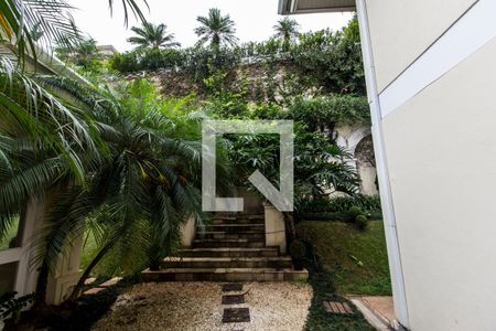 Casa de condomínio à venda com 750m², 5 quartos e 8 vagas Casa de condomínio à venda com 750m², 5 quartos e 8 vagasQuintal