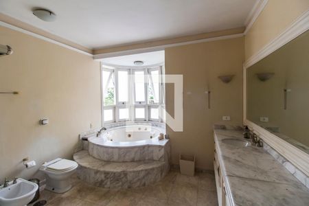 Casa de condomínio à venda com 750m², 5 quartos e 8 vagas Casa de condomínio à venda com 750m², 5 quartos e 8 vagasBanheiro da Suíte master