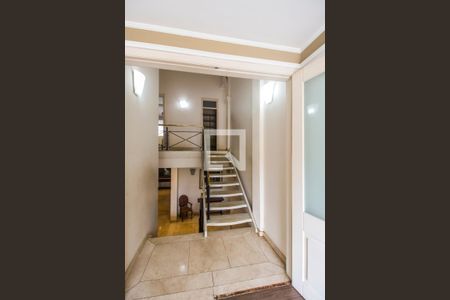 Casa de condomínio à venda com 750m², 5 quartos e 8 vagas Casa de condomínio à venda com 750m², 5 quartos e 8 vagasEscada