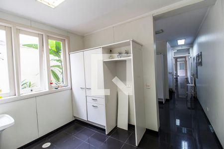 Casa de condomínio à venda com 750m², 5 quartos e 8 vagas Casa de condomínio à venda com 750m², 5 quartos e 8 vagasÁrea de Serviço