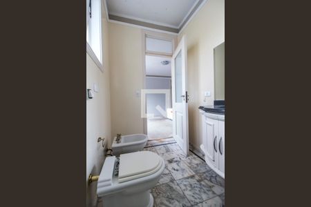 Casa de condomínio à venda com 750m², 5 quartos e 8 vagas Casa de condomínio à venda com 750m², 5 quartos e 8 vagasBanheiro da Suíte 4