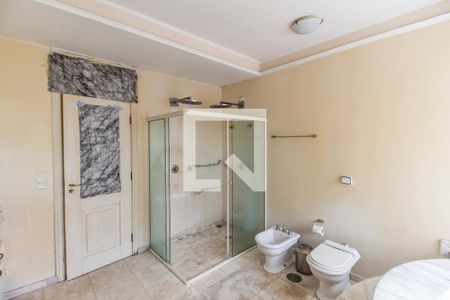 Casa de condomínio à venda com 750m², 5 quartos e 8 vagas Casa de condomínio à venda com 750m², 5 quartos e 8 vagasBanheiro da Suíte master