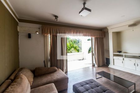 Casa de condomínio à venda com 750m², 5 quartos e 8 vagas Casa de condomínio à venda com 750m², 5 quartos e 8 vagasSala de TV