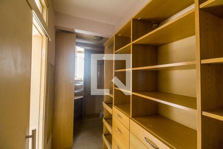 Casa de condomínio à venda com 750m², 5 quartos e 8 vagas Casa de condomínio à venda com 750m², 5 quartos e 8 vagasCloset da suíte 3