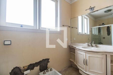 Casa de condomínio à venda com 750m², 5 quartos e 8 vagas Casa de condomínio à venda com 750m², 5 quartos e 8 vagasBanheiro da Suíte 3