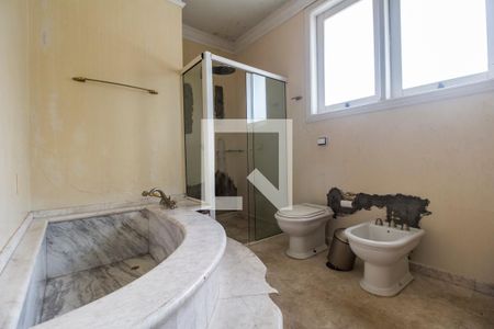 Casa de condomínio à venda com 750m², 5 quartos e 8 vagas Casa de condomínio à venda com 750m², 5 quartos e 8 vagasBanheiro da Suíte 3