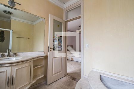 Casa de condomínio à venda com 750m², 5 quartos e 8 vagas Casa de condomínio à venda com 750m², 5 quartos e 8 vagasBanheiro da Suíte 3