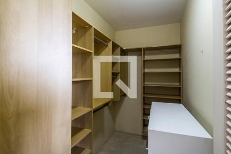 Casa de condomínio à venda com 750m², 5 quartos e 8 vagas Casa de condomínio à venda com 750m², 5 quartos e 8 vagasCloset da suíte 4
