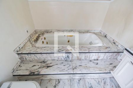 Casa de condomínio à venda com 750m², 5 quartos e 8 vagas Casa de condomínio à venda com 750m², 5 quartos e 8 vagasDetalhe do Banheiro da Suite