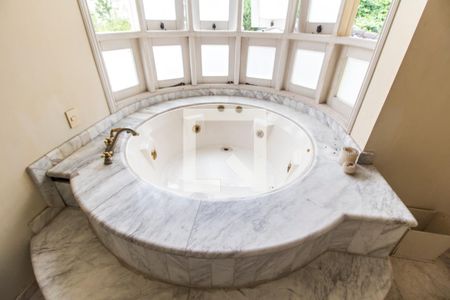 Casa de condomínio à venda com 750m², 5 quartos e 8 vagas Casa de condomínio à venda com 750m², 5 quartos e 8 vagasDetalhe do Banheiro da Suite