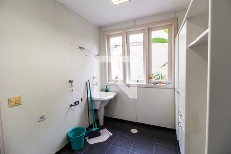 Casa de condomínio à venda com 750m², 5 quartos e 8 vagas Casa de condomínio à venda com 750m², 5 quartos e 8 vagasÁrea de Serviço