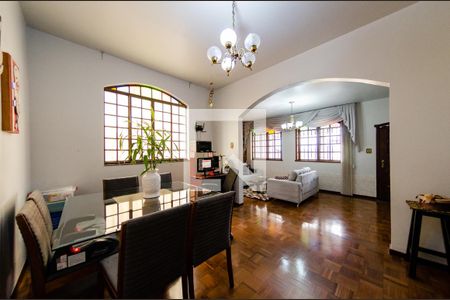 Sala de casa à venda com 3 quartos, 201m² em Álvaro Camargos, Belo Horizonte