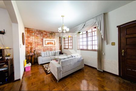 Sala de casa à venda com 3 quartos, 201m² em Álvaro Camargos, Belo Horizonte