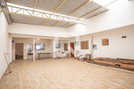 Casa para alugar com 240m², 2 quartos e 1 vaga Casa para alugar com 240m², 2 quartos e 1 vagaSalão