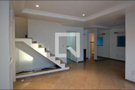 Sala de casa de condomínio para alugar com 4 quartos, 300m² em Vargem Pequena, Rio de Janeiro