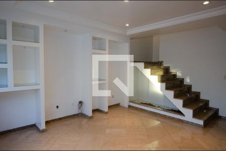 Sala de casa de condomínio para alugar com 4 quartos, 300m² em Vargem Pequena, Rio de Janeiro