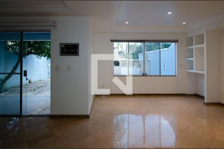 Sala de casa de condomínio para alugar com 4 quartos, 300m² em Vargem Pequena, Rio de Janeiro