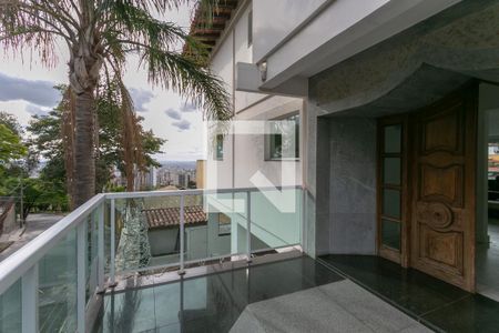 Entrada de casa à venda com 8 quartos, 900m² em Mangabeiras, Belo Horizonte