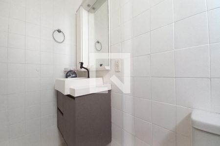 Banheiro de apartamento à venda com 1 quarto, 69m² em Cambuí, Campinas