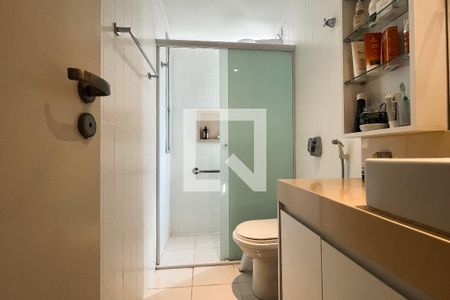 Banheiro de apartamento à venda com 2 quartos, 62m² em Vila Madalena, São Paulo