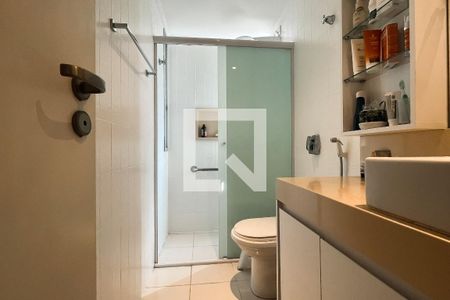 Banheiro de apartamento à venda com 2 quartos, 62m² em Vila Madalena, São Paulo