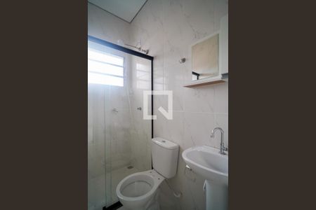 Banheiro de kitnet/studio para alugar com 1 quarto, 25m² em Lopes de Oliveira, Sorocaba