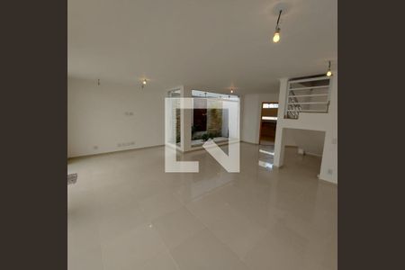 Casa à venda com 3 quartos, 163m² em Vila Gumercindo, São Paulo
