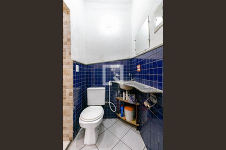 Banheiro de kitnet/studio para alugar com 1 quarto, 33m² em Álvaro Camargos, Belo Horizonte