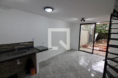 Sala de casa para alugar com 2 quartos, 73m² em Vargem Pequena, Rio de Janeiro