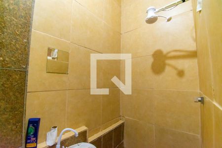 Banheiro de casa de condomínio para alugar com 1 quarto, 12m² em Jardim Avelino, São Paulo