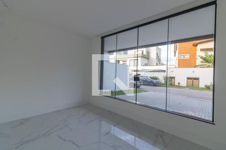 Sala de TV de casa de condomínio à venda com 4 quartos, 467m² em Vargem Grande, Rio de Janeiro