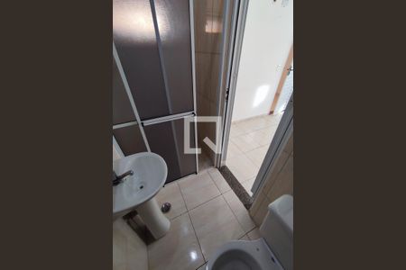 Banheiro  de casa de condomínio para alugar com 1 quarto, 25m² em Vila Granada, São Paulo