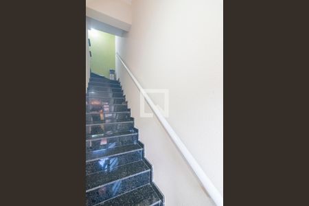 Casa de condomínio à venda com 140m², 3 quartos e 2 vagas Casa de condomínio à venda com 140m², 3 quartos e 2 vagasEscada