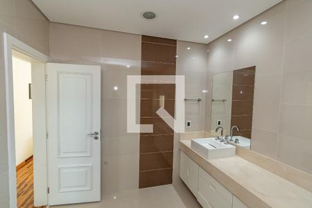 Casa de condomínio à venda com 338m², 3 quartos e 5 vagas Casa de condomínio à venda com 338m², 3 quartos e 5 vagasBanheiro da Suíte 1