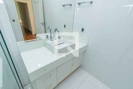 Casa de condomínio à venda com 338m², 3 quartos e 5 vagas Casa de condomínio à venda com 338m², 3 quartos e 5 vagasBanheiro Suite 2