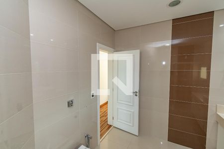 Casa de condomínio à venda com 338m², 3 quartos e 5 vagas Casa de condomínio à venda com 338m², 3 quartos e 5 vagasBanheiro da Suíte 1